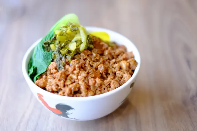 肉燥份量好足,滿滿舖滿一整碗,而肉燥帶有濕潤感,用黎伴飯真係岩岩好。