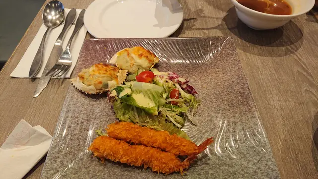 芝士焗釀蟹蓋拼吉列蝦沙律