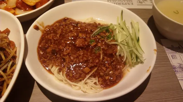 好食,略顯簡單,另外有碗湯比你好似撈麵咁倒落去