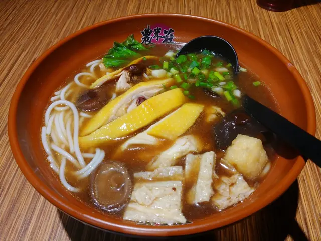 黑蒜味唔特出   湯底無雞味  味道偏咸  雞件無乜味