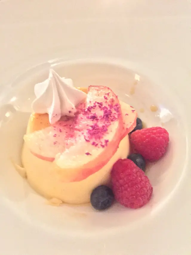 日本山梨縣水蜜桃配焦糖雞蛋布甸