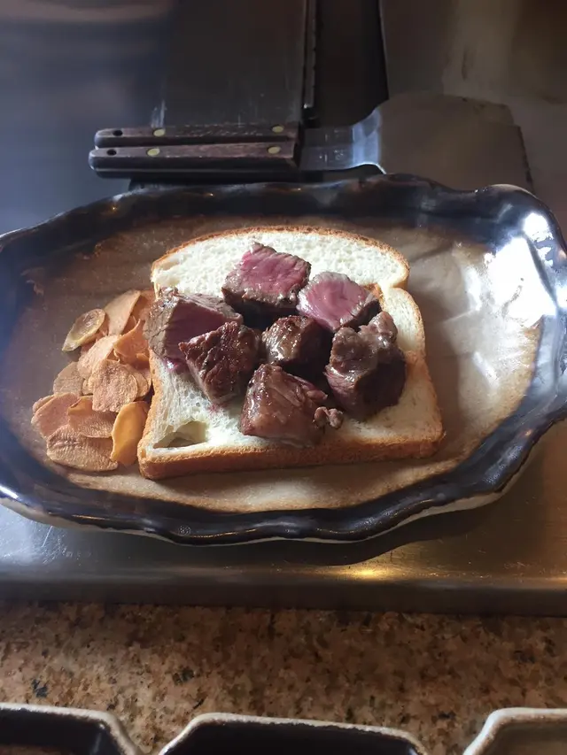 我地點了五成熟牛肉, 女友認為五成是剛好的熟度, 因為鐵板的餘溫會傳入牛肉中,所以雖叫五成熟而最後上碟大約會接近六成熟。肉質雖然未到入口即融的地步, 但就咬口﹑肉味﹑肉汁水份而言, 該菜屬上乘之作。