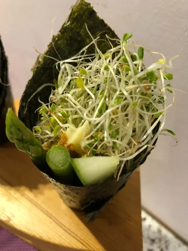 蘆筍素香鬆苜宿芽手卷