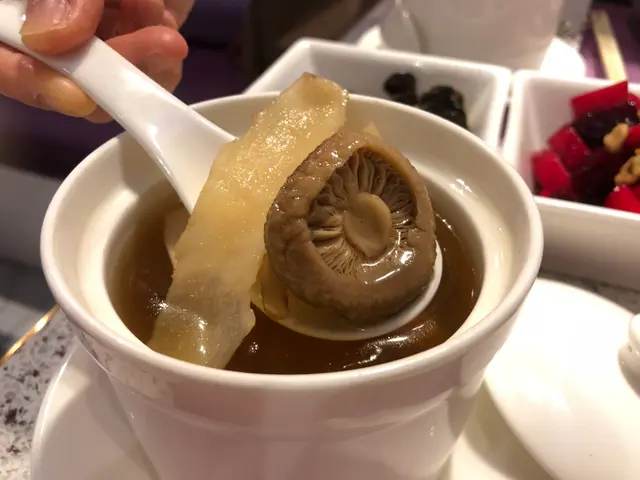 日本花菇椰子黃耳竹笙燉湯