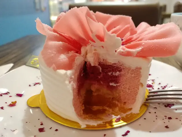 外圍粉紅mousse係玫瑰味, 中心係黑加侖子mousse