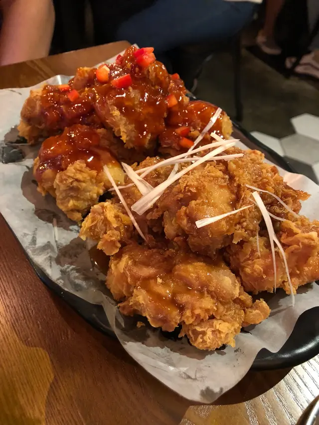 我地叫左蜜糖芥末同辣味兩種口味。炸雞外脆唔油，裡面的肉亦好滑。蜜糖口味香甜可口，辣味對我黎講有少少辣，不過都好食！