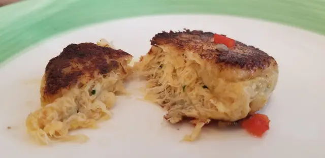 香煎蟹餅配紅椒蜜糖