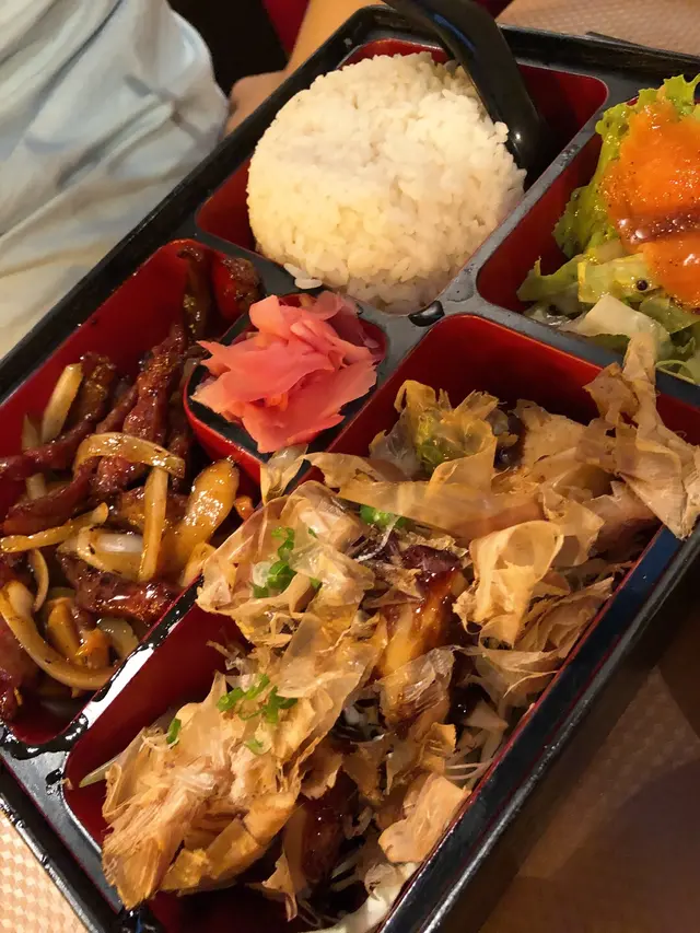 煙三文魚沙律、木魚豆腐、汁燒牛柳絲、御飯