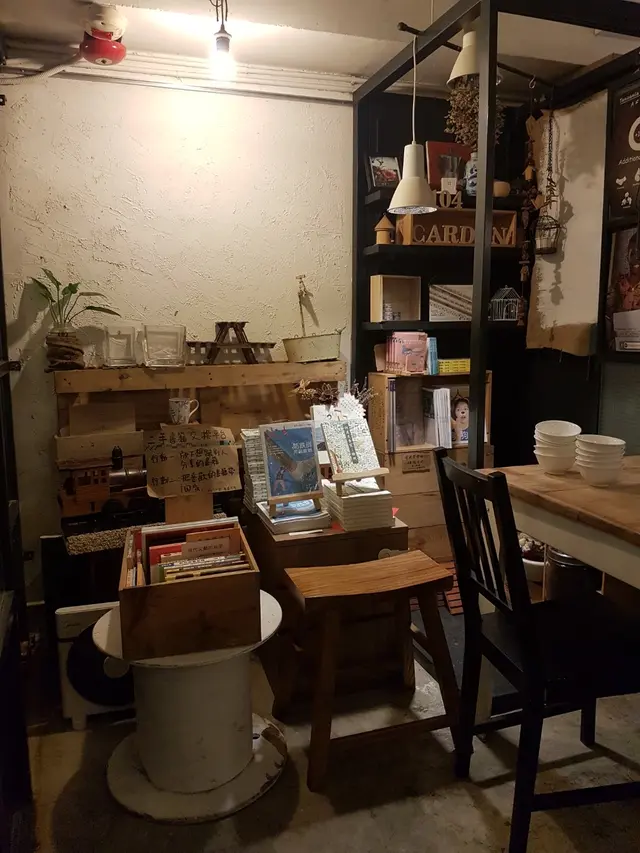 門外擺設連貫入內