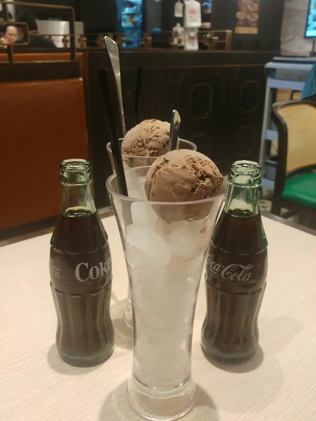 如圖所示❤一杯加冰加朱古力雪糕加可樂就係黑牛🐮，一般去糖水舖先有得飲，係依度一樣可以飲到，太幸福啦～👏👏💃
仲有另一款叫白雪公主，小編好想飲但冇晒雲呢拿雪糕，所以下次下次，下次大概可以……