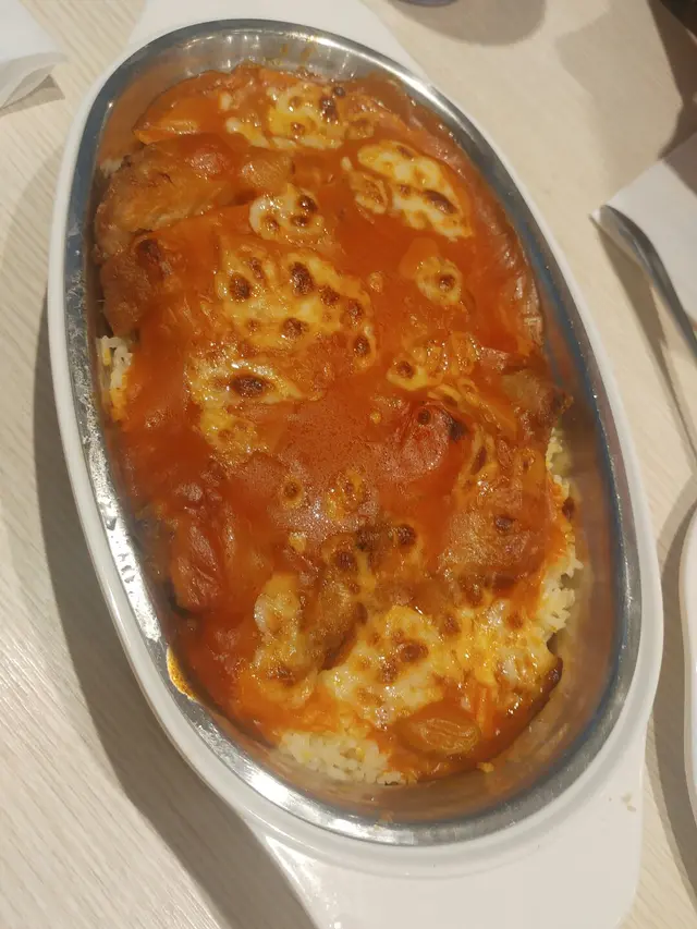 聽講人人都會叫依道料理,我都吾執輸叫埋一份。食完之後真心覺得可以拎黎做招牌,豬扒厚得黎容易嘴嚼,好易入口而且味道一流,入面飯吸收豬扒的精華,啖啖都好香好味道。焗飯仲有一個賣點就係上面鋪滿芝士同蕃茄,令豬扒同飯再加添香濃味道,層次更上一層樓。