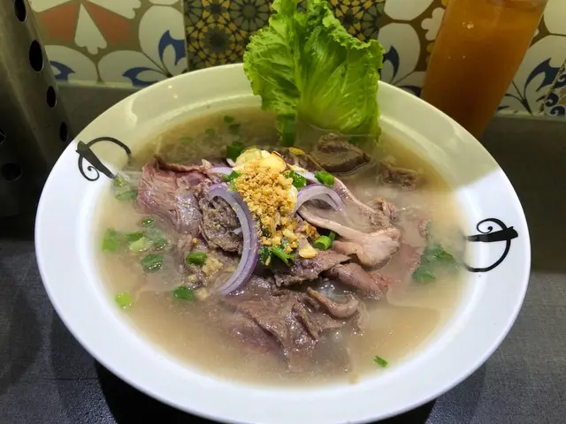 越式生牛肉牛骨湯河粉