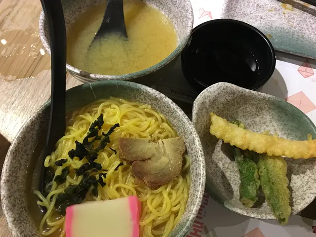 味噌拉麵，天婦羅海蝦、青椒仔及秋葵