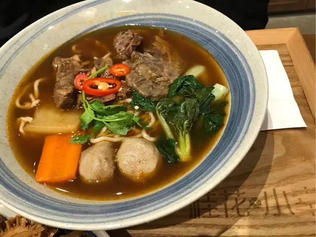 阿肥話呢個麵最大份最抵食,但牛丸好像煮得時間唔夠耐所以有點點硬,佢都話腱心牛肉係最好味的😋佢呢個麵裡面仲有蘿蔔做配料,真心抵👍🏻