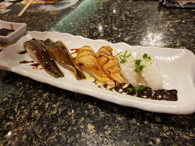 岩鹽，燒火灸左口魚背壽司
火焰咖哩醬，三文魚壽司
火焰鰻魚汁，原條海鰻壽司