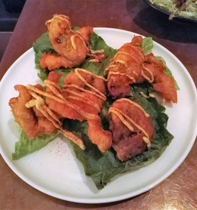 、軟殼蟹生菜包配咖哩蛋黃醬