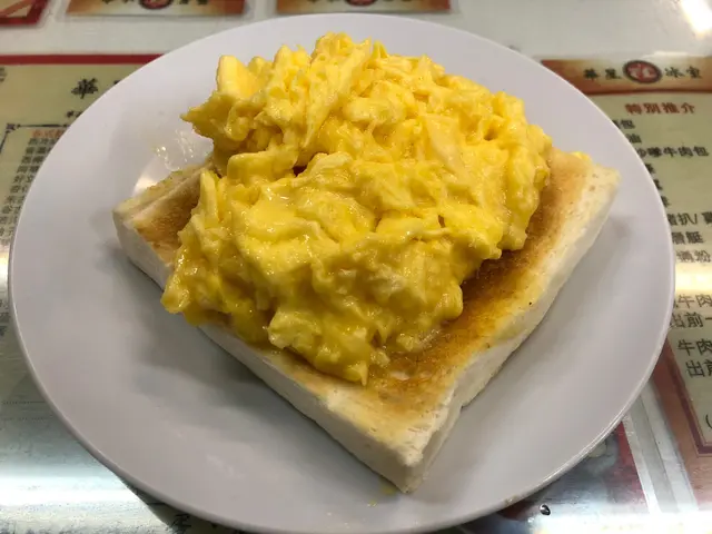 烘過的牛油多士外脆內軟 配上澎湃的蛋汁 滑蛋富蛋香和陣陣牛油香氣  世界級正!