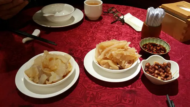 左:白灼海蜇頭，右:白灼深海鮮魷魚