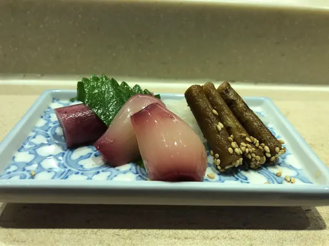 在品嚐壽司前，送上師傅親自醃製的新香盛，酸酸地令人感到煥然一新。