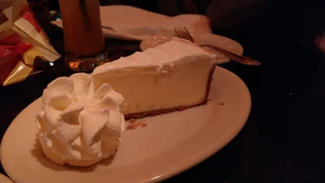 cream 非常好味, 好香既奶味, 唔油膩. 再食cheese cake, 好香, 食完都唔算好濟, 必食