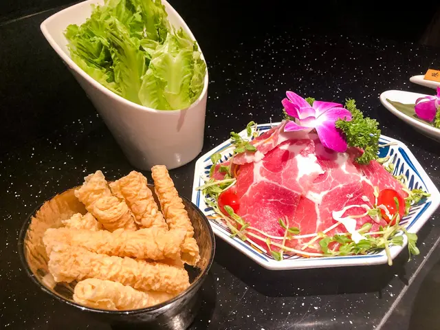 濟州豬肉+炸枝竹+唐生菜
