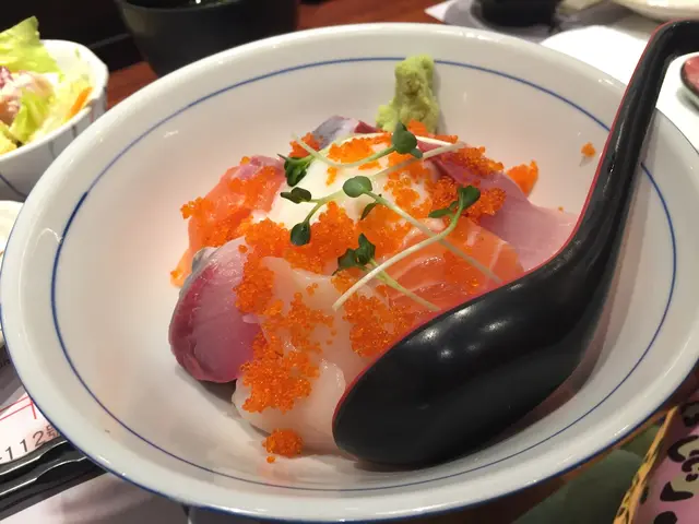 三色魚生丼