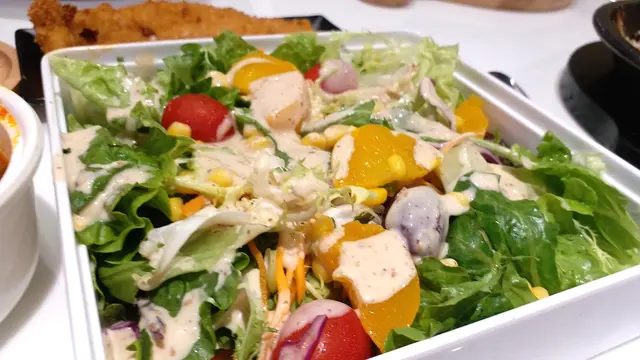 歐陸沙律套餐配牛角包及餐湯