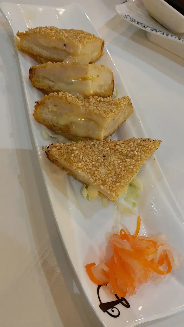 外脆，流心芝士很濃味，彈牙不錯