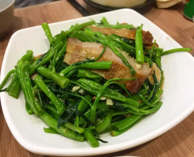 豬頸肉飛天通菜