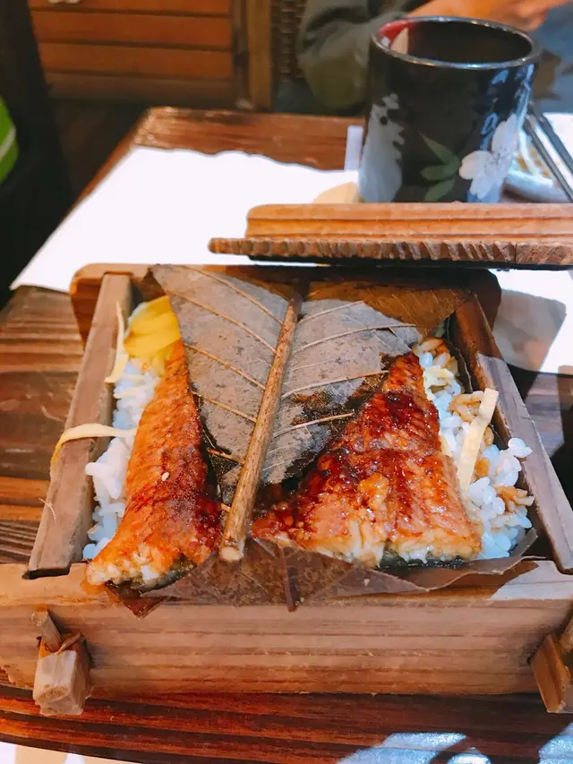 活鰻魚朴葉飯