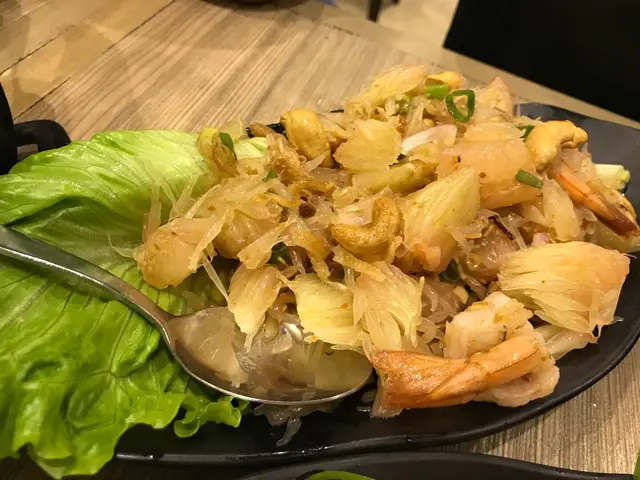 大大舊柚子肉，又有蝦，腰果，惹味