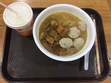 三餸車仔麵有豬腸，牛腩，貢丸，粗麵及凍豆漿