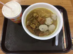 三餸車仔麵有豬腸，牛腩，貢丸，粗麵及凍豆漿