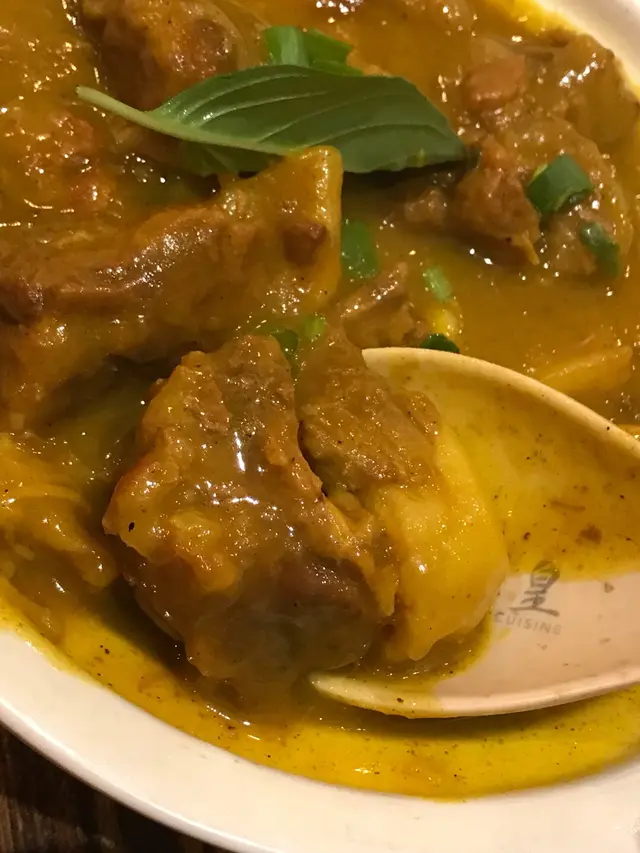 咖哩牛腩煲配蒜蓉包