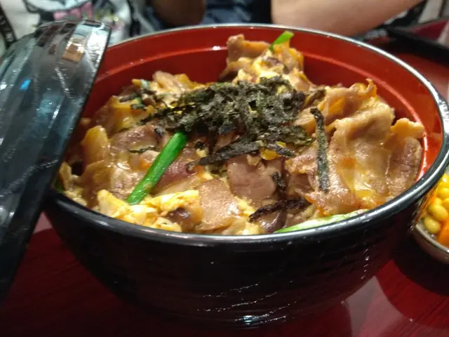 豬肉泡菜雞蛋丼飯