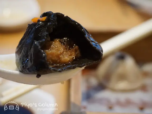 皮薄漡熱,肉汁滿滿。墨魚汁,包入黑蒜更加惹味。