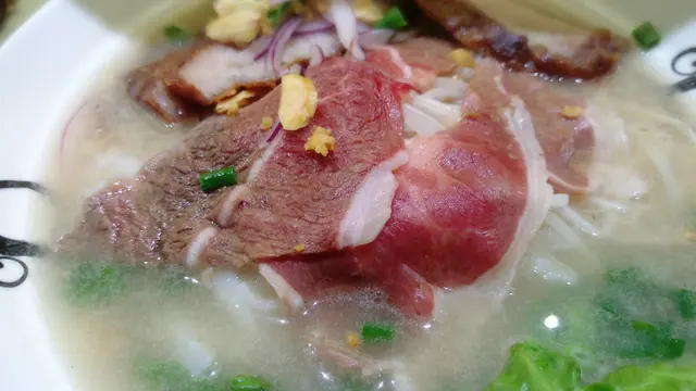越式生牛肉牛骨湯河粉+豬頸肉