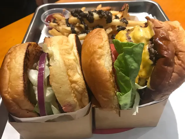 (左) 牛肉漢堡,(右) 特色雙層芝士牛肉漢堡