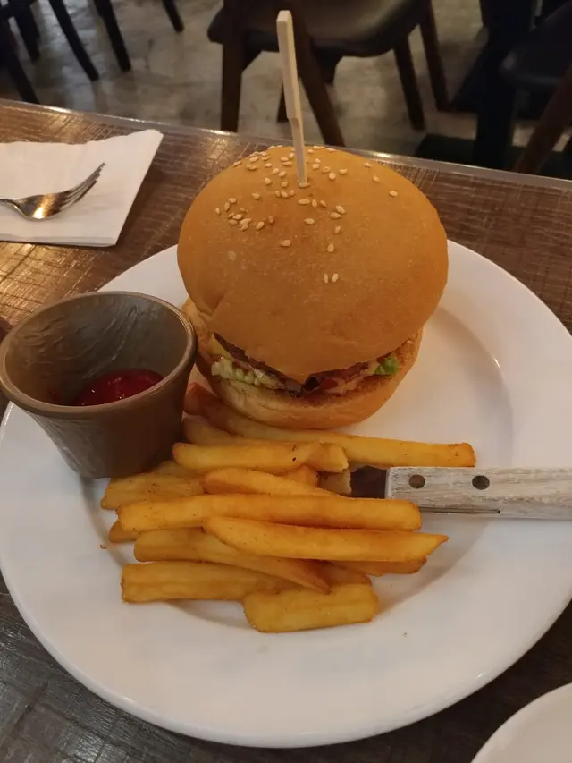 安格斯牛肉漢堡跟薯條