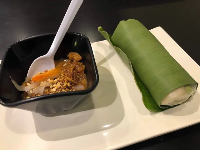 丄枱時蝦卷係用大塊蕉葉包着，
除左可令米紙更軟熟煙韌