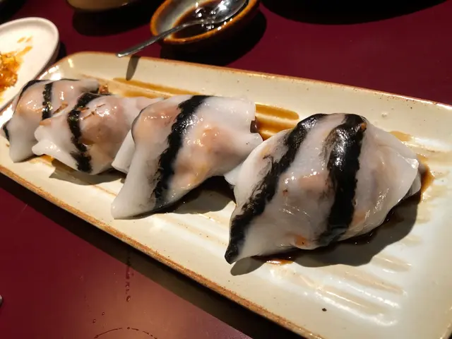 以腸粉卷住原隻炸軟殼蟹,有創意,一次過有齊腸粉既軟滑同軟殼蟹既香脆