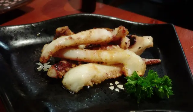 明太子牛油燒魷魚鬚 Grilled squid legs with cod roe & butter