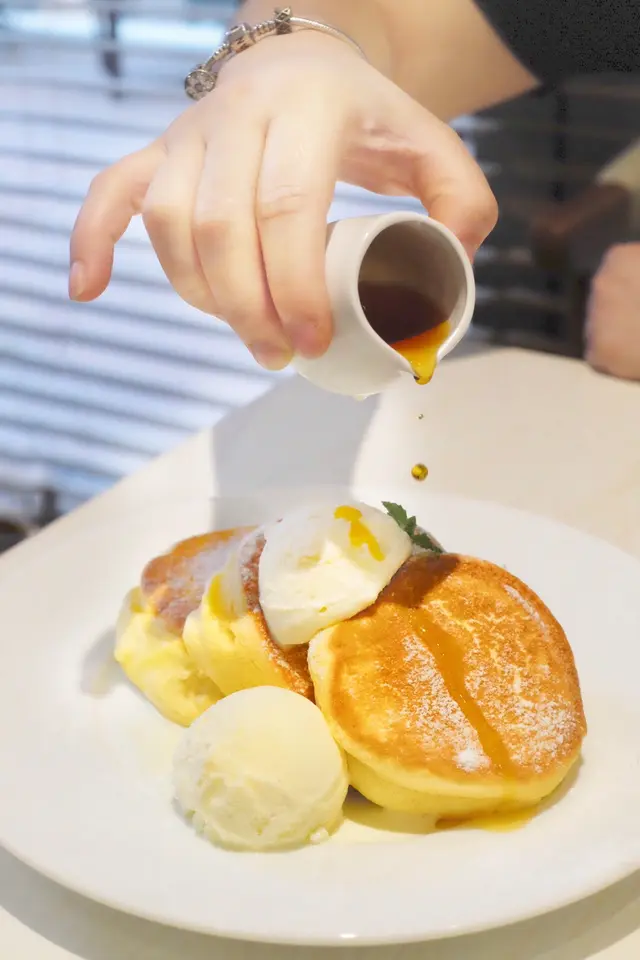 一客有三件:班戟。麥盧卡蜂蜜牛油 。焦糖醬