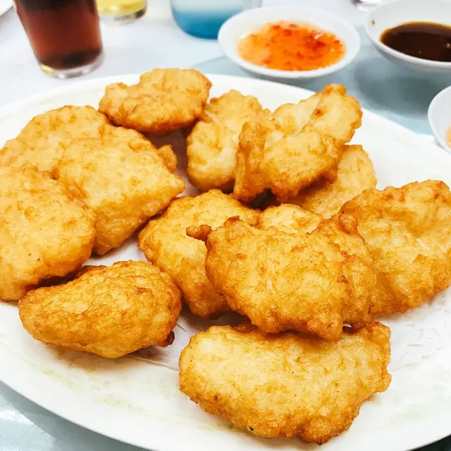 炸墨魚餅大大件又彈牙，全晚最好味係佢