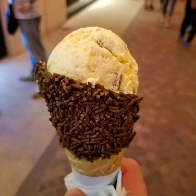 低糖合桃雪糕加朱古力粒脆筒