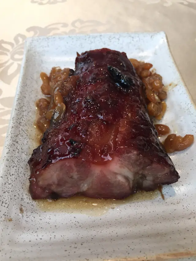 叉燒肥瘦平均,厚切,外表色澤鮮明,入口軟嫩多汁,令人有一口接一口吃下去的衝動