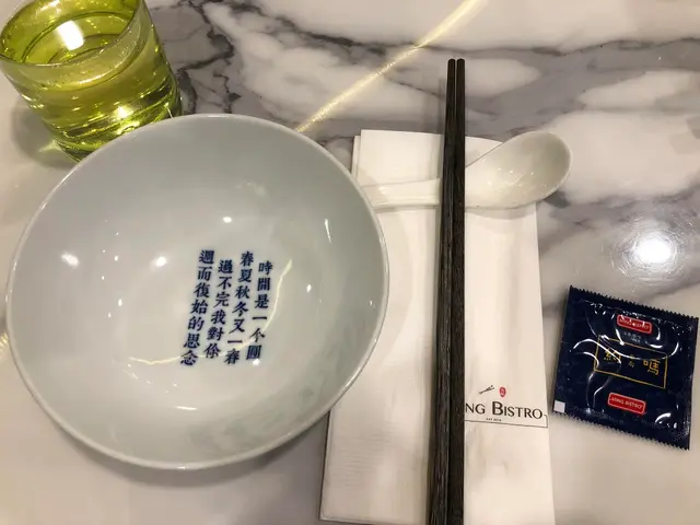 盛載餸菜的「文青」碗，
上面還印上詩句 ，啱晒我呢個「偽文青」相機食先！😂