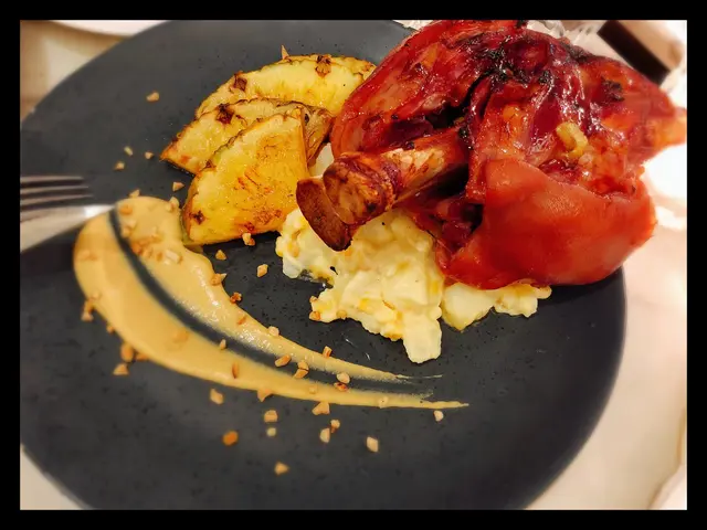 蜜糖焗德國豬手  配  燒鮮菠蘿片