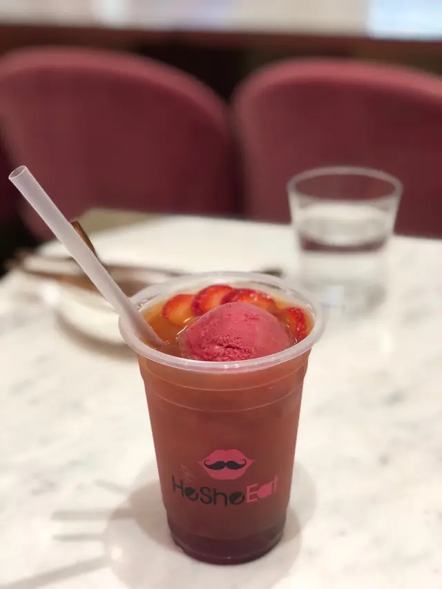 士多啤梨錫蘭紅茶配雜莓雪葩