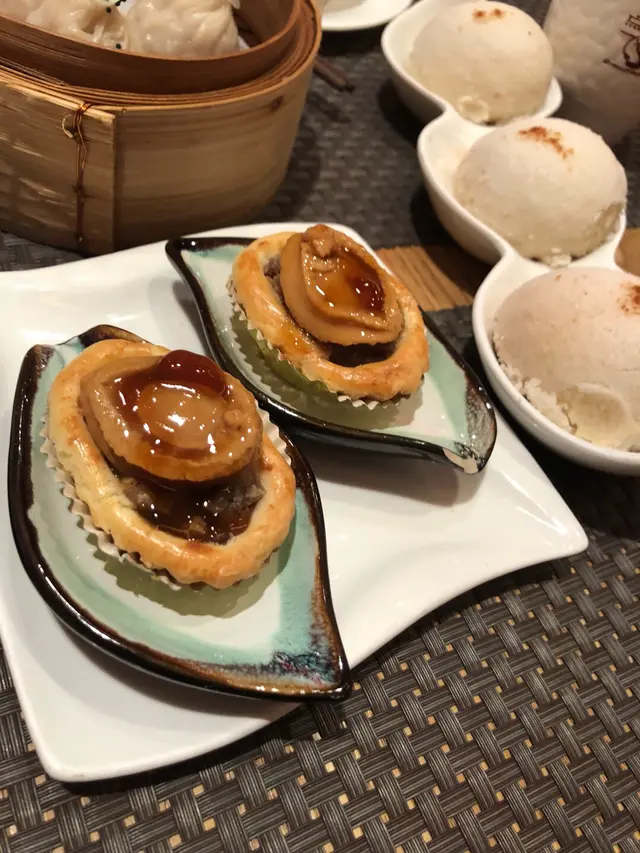 原隻鮑魚雞粒酥